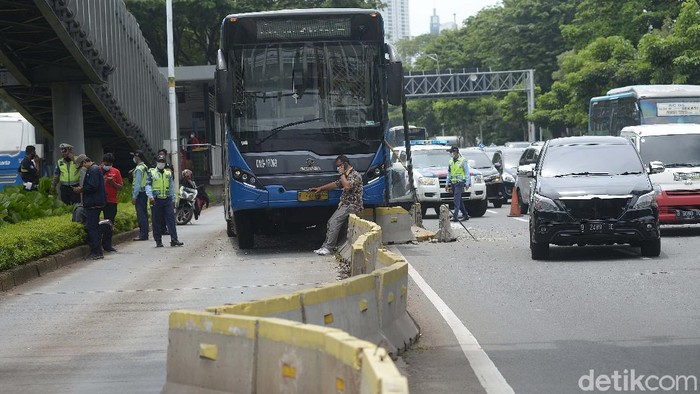 Bus Transjakarta menabrak separator busway di daerah Bundaran Senayan, Jakarta Pusat, Jumat (3/12). Kecelakaan itu mengakibatkan bagian depan bus Transjakarta rusak.