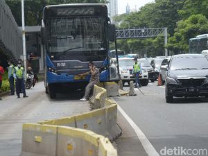 Penampakan Bus TransJakarta yang Tabrak Separator Busway di Sudirman