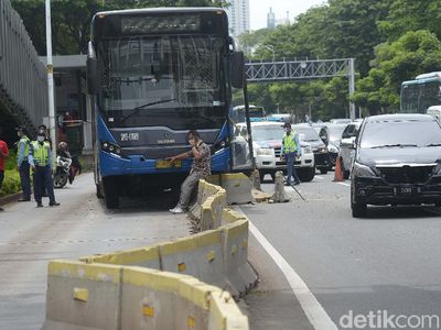 Penampakan Bus TransJakarta yang Tabrak Separator Busway di Sudirman
