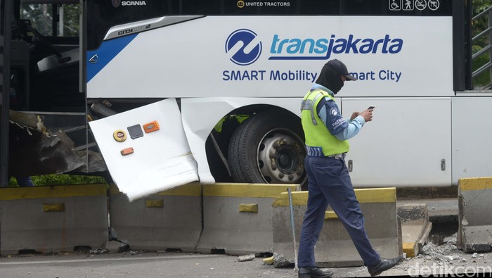 Bus Transjakarta menabrak separator busway di daerah Bundaran Senayan, Jakarta Pusat, Jumat (3/12). Kecelakaan itu mengakibatkan bagian depan bus Transjakarta rusak.