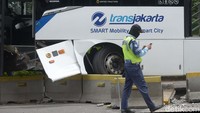 Terlihat bagian kiri bus TransJakarta itu menghantam separator busway. Imbasnya, sejumlah beton separator jalan rusak.