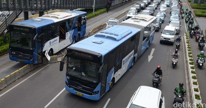 Bus Transjakarta menabrak separator busway di daerah Bundaran Senayan, Jakarta Pusat, Jumat (3/12). Kecelakaan itu mengakibatkan bagian depan bus Transjakarta rusak.