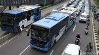Bus TransJ yang lain terpaksa melintas di jalur biasa.