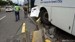 Penampakan Bus TransJakarta yang Tabrak Separator Busway di Sudirman