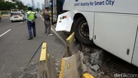 Petugas masih berjaga di lokasi kecelakaan.