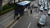 Kecelakaan melibatkan bus TransJakarta terjadi lagi. Kali ini TransJakarta dengan nomor polisi B-7277-TGC menabrak separator busway di daerah Bundaran Senayan, Jakarta Pusat.
