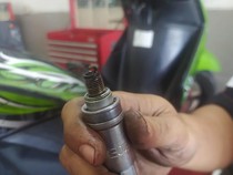 6 Kesalahan Umum saat Mengganti Busi Motor