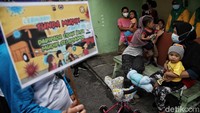 Tampak sejumlah petugas membawa poster berisi imbauan untuk tak mudik saat Natal dan Tahun Baru.