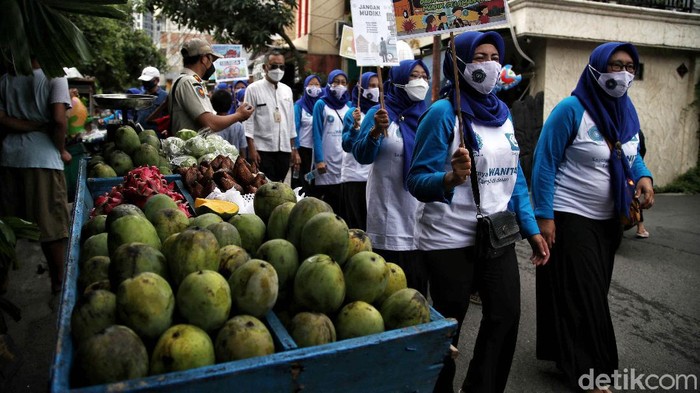 Cegah COVID-19, Warga Sunter Diimbau Tak Mudik Jelang Nataru Lurah Sunter Agung dan petugas gabungan imbau warga untuk tak mudik jelang Nataru. Hal itu dilakukan untuk cegah penyebaran COVID-19, khususnya varian Omicron.