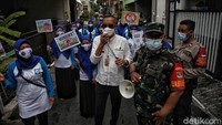 Lurah Sunter Agung Danang Wijanarka bersama petugas gabungan mengimbau warga di kawasan RW 05 Sunter Agung, Jakarta Utara, untuk tak mudik saat Natal dan Tahun Baru (Nataru), Jumat (3/12/2021).