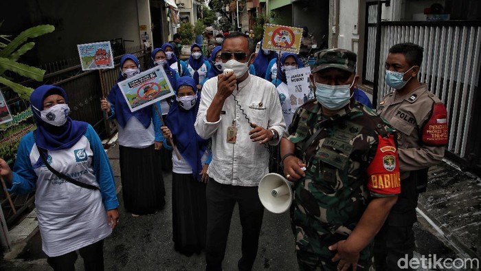 Cegah COVID-19, Warga Sunter Diimbau Tak Mudik Jelang Nataru Lurah Sunter Agung dan petugas gabungan imbau warga untuk tak mudik jelang Nataru. Hal itu dilakukan untuk cegah penyebaran COVID-19, khususnya varian Omicron.