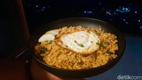 Kalau lapar, kamu wajib memesan Nasi Goreng Apel. Sensasinya unik karena menjadikan apel sebagai pengganti acar timun. Foto: detikFood / Yenny Mustika Sari