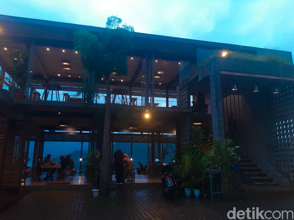 Concrete Cafe: Kafe Instagramable di Batu, Malang yang Tawarkan Panorama Indah