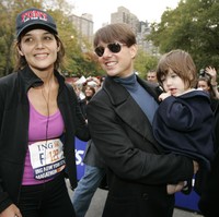 Sayangnya pernikahan orang tua Suri Cruise tidak bertahan lama. Tom Cruise dan Katie Holmes menikah dari 2006 hingga 2012. Foto: AP/Kathy Willens