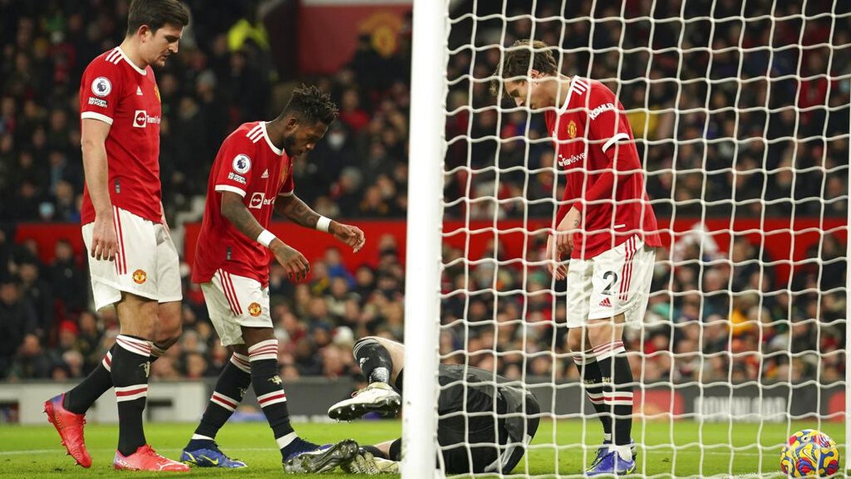 Pemain MU mengecek kondisi David De Gea usai gawang MU bobol. (Foto: Dave Thompson/AP)