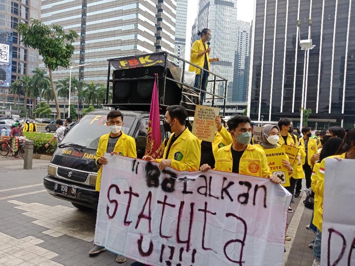 Demo mahasiswa UI di depan kantor Nadiem (Rakha-detikcom)