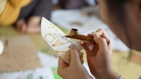 Wisatawan juga bisa belajar membuat batik kayu menggunakan malam. Wisatawan akan dipandu oleh tim tahap demi tahap. (dok. Desa Wisata Nglanggeran, Jadesta)