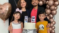 Momen ulang tahun memang menjadi yang paling spesial dan tak boleh dilewatkan oleh keluarga kecil ini. Merayakan hari yang istimewa sudah menjadi keharusan untuk dilakukan bersama-sama. Foto: Instagram/wendicagur/Istimewa