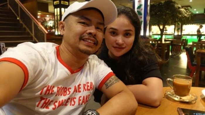 Momen Hangat Wendi Cagur Saat Santap Bareng Keluarga