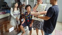 Memiliki keluarga yang begitu hangat, bahkan keluarga ini tetap kompak saat terinfeksi virus corona. Dibatasi dengan ruangan berkaca, keluarga Wendi tetap kompak merayakan ulang tahun dalam keterbatasan jarak. Foto: Instagram/wendicagur/Istimewa