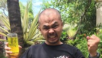 Menjaga kehangatan keluarga bahkan dilakukan keluarga Wendi dengan keluarga besar. Merayakan ulang tahun Ibunda, dilakukan dengan memboyong semua anggota keluarganya. Foto: Instagram/wendicagur/Istimewa
