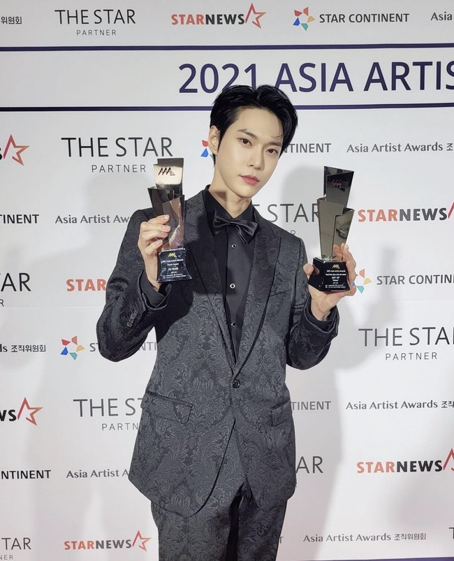 Doyoung NCT yang punya perawakan aktor seperti kakak laki-lakinya Gong Myung, memulai debut akting tahun ini lewat web drama Cafe Midnight 3. Sang idol KPop membawa pulang dua piala sekaligus, AAA Focus dan Album of the Year untuk NCT 127. Foto: dok Instagram @dochii_nct