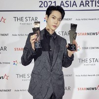 Doyoung NCT yang punya perawakan aktor seperti kakak laki-lakinya Gong Myung, memulai debut akting tahun ini lewat web drama Cafe Midnight 3. Sang idol KPop membawa pulang dua piala sekaligus, AAA Focus dan Album of the Year untuk NCT 127. Foto: dok Instagram @dochii_nct