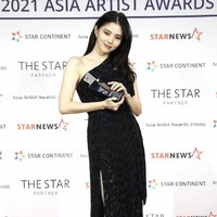 Han So Hee terlihat memesona saat tiba di red carpet AAA 2021 memakai gaun hitam off shoulder dengan belahan pada roknya. Han So Hee yang membintangi Nevertheless dan My Name tahun ini membawa pulang piala Best Artist seperti Jeon Yeo Bin. Foto: dok Instagram @hansoheex