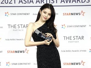 Foto: Adu Gaya 8 Artis Korea di AAA 2021, Han So Hee Hingga Song Ji Hyo