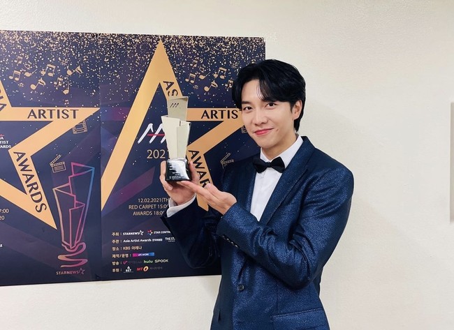 Tak banyak yang tahu bahwa Lee Seung Gi mengawali kariernya sebagai penyanyi. Dia kemudian meraih popularitasnya sebagai aktor dan pembawa acara televisi. Sukses dengan tiga bidang profesi, kekasih Lee Da In itu mendapat julukan ‘Triple Threat’. Foto: dok Instagram @hook_entertainment