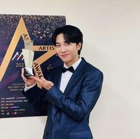 Tak banyak yang tahu bahwa Lee Seung Gi mengawali kariernya sebagai penyanyi. Dia kemudian meraih popularitasnya sebagai aktor dan pembawa acara televisi. Sukses dengan tiga bidang profesi, kekasih Lee Da In itu mendapat julukan ‘Triple Threat’. Foto: dok Instagram @hook_entertainment