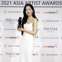 Moon Ga Young memenangkan penghargaan AAA Best Emotive seperti lawan mainnya Cha Eun Woo. Pemeran Lim Ju Kyung dalam drama Korea True Beauty ini tampil anggun dan elegan dalam balutan gaun panjang berwarna putih. Foto: dok Instagram @keyeastofficial