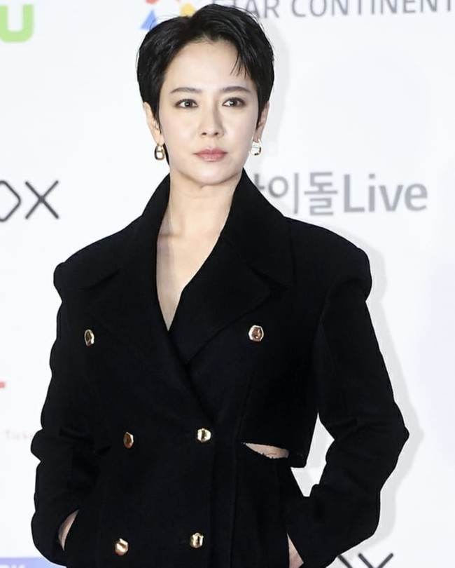 Song Ji Hyo yang baru-baru ini menjadi perbincangan karena potongan rambut barunya tampil dengan potongan pixie cut di AAA 2021. Bintang The Witch’s Diner itu terlihat memesona dan memenangkan penghargaan RET Popularity Award. Foto: dok Instagram @hook_entertainment