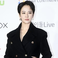 Song Ji Hyo yang baru-baru ini menjadi perbincangan karena potongan rambut barunya tampil dengan potongan pixie cut di AAA 2021. Bintang The Witch’s Diner itu terlihat memesona dan memenangkan penghargaan RET Popularity Award. Foto: dok Instagram @hook_entertainment