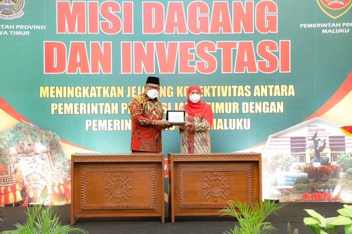 Gubernur Jawa Timur Khofifah Indar Parawansa memimpin misi dagang dan investasi ke Maluku Tengah, Provinsi Maluku, sebagai upaya mendorong percepatan pemulihan ekonomi dua provinsi tersebut akibat pandemi COVID-19.