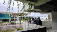 Lokasi pengambilan video itu ternyata berada di jalan penghubung antara lantai 1 dan 2 gedung parkir YIA sisi barat. Letaknya yang menyempil membuat lokasi ini jarang dilalui orang.