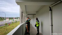 Pantauan di lokasi, tidak terlihat adanya petugas yang berjaga di area ini. Lokasi gedung parkir ini dari pintu masuk utama berjarak sekitar 2 km, sedangkan jaraknya dengan terminal sekitar 300 meter. Untuk diketahui gedung parkir Bandara YIA Kulon Progo memiliki 3 lantai. Lantai dasar diperuntukkan bagi kendaraan roda dua, kemudian lantai 2 dan 3 untuk roda empat. Dari ketiga lantai itu, lokasi yang paling terlihat sepi berada di lantai 2, khususnya di sisi barat. Jarang ada aktivitas di lantai 2 area parkir Bandara YIA.