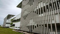 Pihak Bandara YIA Kulon Progo pun membenarkan video diduga Siskaeee itu diambil di tempatnya. Tepatnya di lantai 2 gedung parkir Bandara YIA. PTS General Manager YIA Agus Pandu Purnama mengatakan area tersebut sepi karena termasuk dalam fasilitas bandara yang terdampak kebijakan downsizing, atau efisiensi tenaga kerja akibat pandemi Corona. Dengan adanya kebijakan tersebut kawasan itu menjadi kosong tanpa adanya petugas penjagaan. Selain sepi, kawasan itu juga jauh dari jangkauan CCTV. Pihak bandara juga akan menggencarkan patroli.