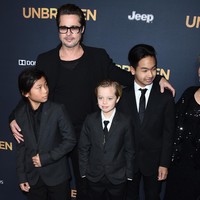 Kebersamaan Brad Pitt dan Shiloh sendiri juga jarang tertangkap kamera setelah ia berpisah dengan Angelina. Brad Pitt sendiri masih memperjuangkan hak asuh Shiloh dan saudara-saudaranya.Foto: ASSOCIATED PRESS/LUIGI COSTANTINI