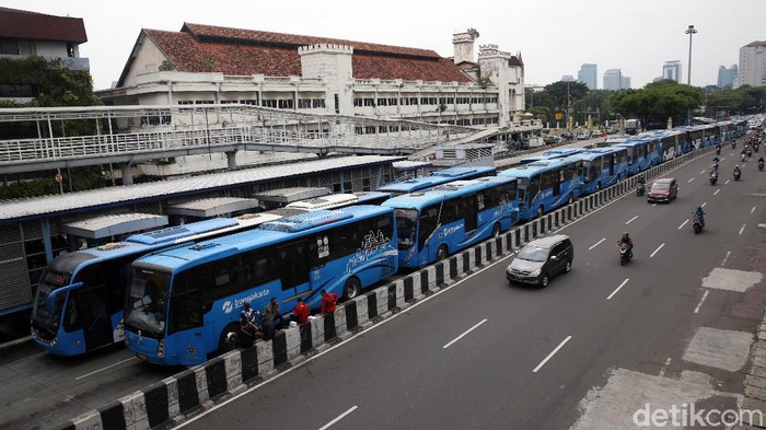 Jakarta berlakukan PPKM level 2 sebagai upaya cegah varian Omicron. Ada sejumlah hal yang harus diperhatikan saat beraktivitas di tengah pemberlakuan PPKM ini.