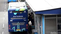 Meski diizinkan mengangkut penumpang dengan kapasitas maksimal 100%, para penumpang bus TransJakarta tetap diwajibkan untuk menerapkan protokol kesehatan seperti mengenakan masker dan jaga jarak.