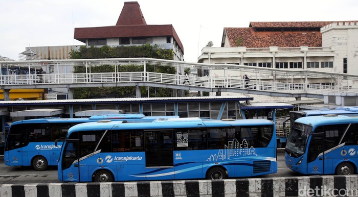 Jakarta berlakukan PPKM level 2 sebagai upaya cegah varian Omicron. Ada sejumlah hal yang harus diperhatikan saat beraktivitas di tengah pemberlakuan PPKM ini.
