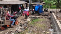 Usut punya usut, tetangga Eman yang membangun pondasi rumah hingga memblokir jalan itu ternyata memiliki ikatan keluarga dengan salah satu calon yang kalah di pilkades kemarin.