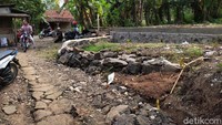 Informasi ini turut dibenarkan Kepala Desa Cigeulis Anto Wiryo. Ia membenarkan polemik ini masih berhubungan dengan gelaran Pilkades kemarin. Anto memastikan akan segera memanggil warga yang memblokir jalan di desanya itu. Ia menegaskan, pemilik yang mengklaim tanah tersebut pun akan diminta untuk membongkar pondasi rumahnya  supaya jalan tersebut bisa digunakan lagi oleh warga.