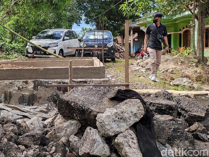 Jalan Desa Cigeulis, Pandeglang, Banten, diblokir warga dengan membangun pondasi rumah. Pemblokiran disebabkan masalah Pilkades 18 Oktober 2021.