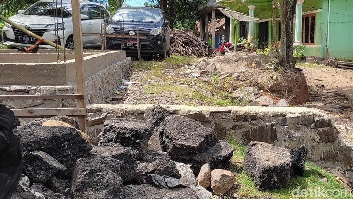 Jalan Desa Cigeulis, Pandeglang, Banten, diblokir warga dengan membangun pondasi rumah. Pemblokiran disebabkan masalah Pilkades 18 Oktober 2021.