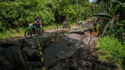 Jalan Penghubung Banten-Jabar di Lebak Longsor