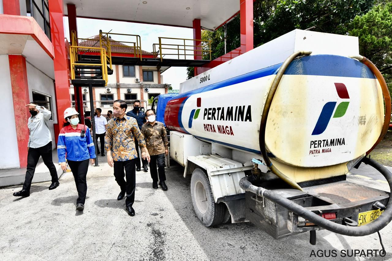 Jokowi Mendadak Inspeksi Ketersediaan BBM di Fuel Terminal Sanggaran Bali (Foto: Fotografer Istana Kepresidenan Agus Suparto)