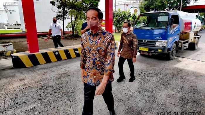 Jokowi Mendadak Inspeksi Ketersediaan BBM di Fuel Terminal Sanggaran Bali (Foto: Fotografer Istana Kepresidenan Agus Suparto)