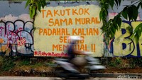Kalimat di mural yang mejeng di Ciledug ini senada dengan pernyataan Jokowi yang heran banyak mural kritikan kepada pemerintah yang marak dihapus.